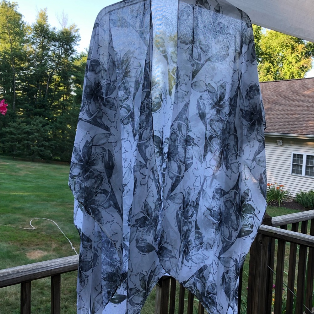 Tahari ruana NWT never worn.
